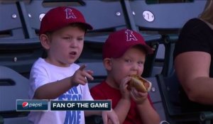 Cet enfant a du mal à manger son hot dog
