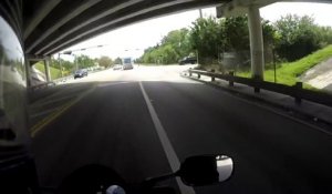 Un motard se fait pourchasser par un automobiliste rageur