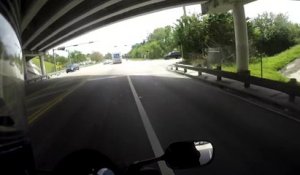 Un motard se fait pourchasser par un automobiliste qui tente de le renverser à plusieurs reprises
