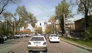 Un motard se crashe violemment dans une auto