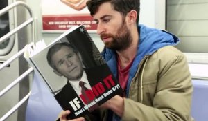 Il lit des livres aux titres scadaleux ou ridicules dans le métro