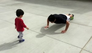 Séance de sport entre un père et son fils. Trop adorable !