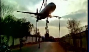 Transport d'un avion A320 qui tourne mal. Chute terrible du haut d'une grue