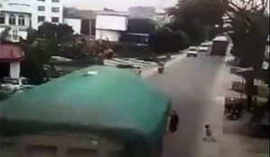 L'acte héroïque d'un chauffeur de camion quand un enfant traverse la rue