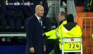 Zinedine Zidane célèbre un but du Real Madrid... et craque son pantalon !