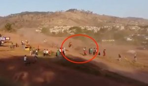 Un homme traverse la route pendant une course de moto et passe un mauvais moment...