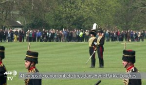 La reine Elizabeth prend un bain de foule pour ses 90 ans