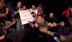 Réaction énorme d'une fan qui prend un selfie avec Bruce Springsteen