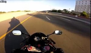 Un motard évite de justesse un accident sur l'autoroute