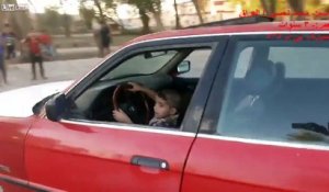 Faire conduire son fils de 3 ans - Parents complètement tarés