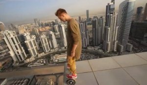 Il fait du Hoverboard sur le bord du toit d’un gratte ciel à Dubaï