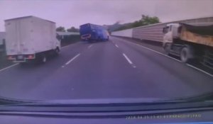 Un accident de bus impressionnant sur une autoroute