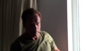 Arnold Schwarzenegger réveille un inconnu... Ahaha
