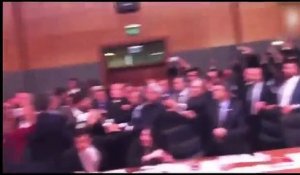 Violente bagarre au Parlement turc entre des députés - Regardez