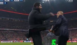 Diego Simeone frappe son adjoint en plein match (vidéo)