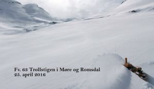 Déneiger une route recouverte de 4m de neige en Norvège. Images magnifiques