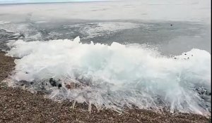 Une vague de glace avance sur le lac Baïkal en Russie : surréaliste