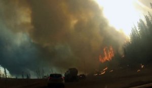 L'évacuation impressionnante d'un énorme incendie au Canada