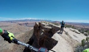 VTT au bord d'une falaise de 120 mètres de haut en POV