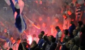 Des Ultras enflamment les tribunes lors d'un match de jeunes de leur équipe de Football en Pologne