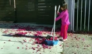 Un gamin aide sa soeur à ramasser les feuilles... Enfin il essaie.. FAIL