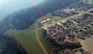 Un hélicoptère filme Fort McMurray détruite par les flammes