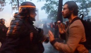 Un manifestant essaye de faire le malin avec un CRS à Paris