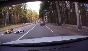 Un motard chute à cause d'un gros coup de malchance !