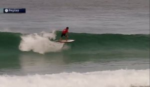 Gabriel Medina réalise un backflip en surf sur une petite vague à l'open de Rio