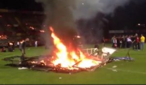 Quand des supporters en colère vont jusqu'à mettre le feu au stade