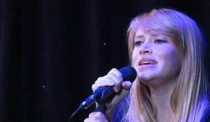 Léa Deleau de la troupe Résiste chante "Si maman si" en live