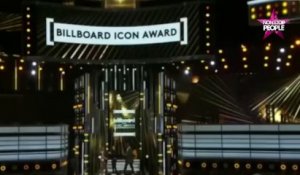 Céline Dion en larmes après avoir reçu le Billboard Icon Award des mains de René-Charles (vidéo)