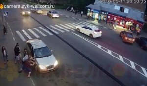 Un Russe casse une voiture après s'être fait tiré dessus