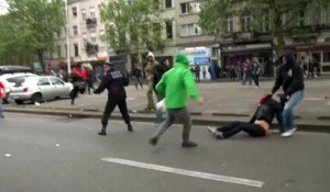 Un commissaire de police est mis KO par un manifestant !!
