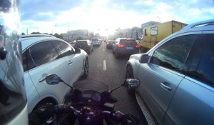 Bloqué par deux voitures ce motard ne s'attendait pas à ce qu'il va se passer