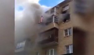 Une famille se jette dans le vide pour échapper à un incendie