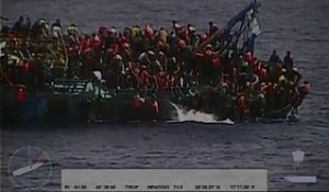 Le naufrage d'un bateau transportant plus de 500 migrants filmé par la marine italienne - Regardez