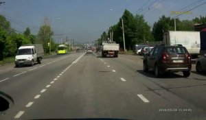 Un camion perd ses roues arrière