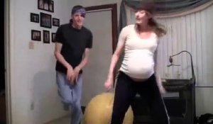 Désespérée, à sa quarantième semaine de grossesse, cette maman fait une chose délirante pour faire réagir ses jumeaux