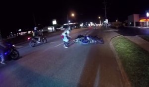 Ce motard fait le con sur sa moto et ça fini mal pour lui et son pote... FAIL