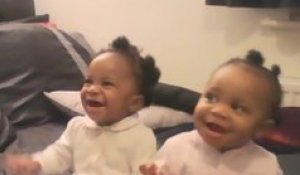 Des jumelles dansent et sourient au son de la voix de leur maman