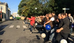 Les agriculteurs lancent des ballons sur la préfecture