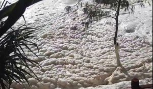 Bain de mousse geant sur les plages Australiennes