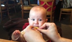 La réaction adorable d'un bébé qui goûte du citron pour la 1ère fois