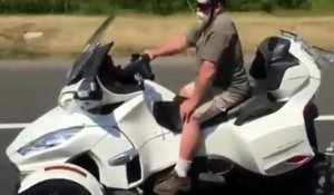 Quand ils voient ce que cet homme tire avec sa moto, ils n'ont pas le choix de le filmer!