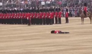 Un garde royal fait un malaise et tombe raide pendant la cérémonie d’anniversaire de la reine d’Angleterre (vidéo)