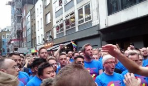 Hommage de la chorale Gay de Londres aux victimes d'Orlando - Bridge Over Troubled Water