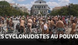 Des cyclistes nus manifestent pour les droits à Madrid