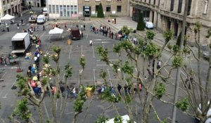 Les agents de l'agglo en grève font une chaîne humaine