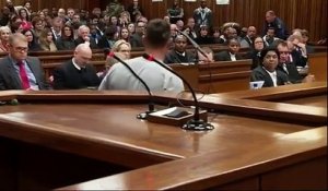 Oscar Pistorius marche sur ses moignons pour émouvoir la juge